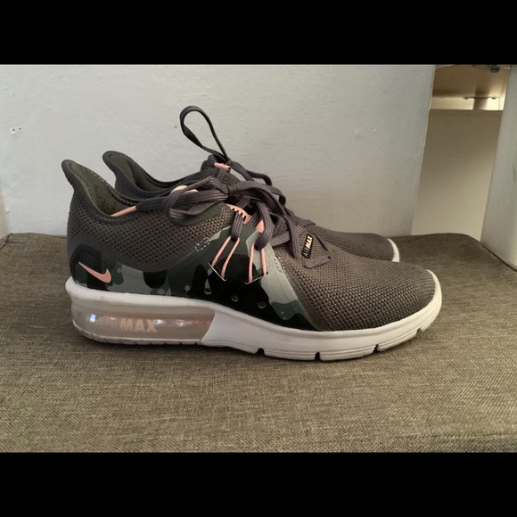 Nike Women Shoes - Picture 1 of 2